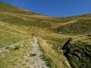 28 Non saliamo al Passo di Tartano a dx ma alla selletta accanto a dx per il Laghi di Porcile